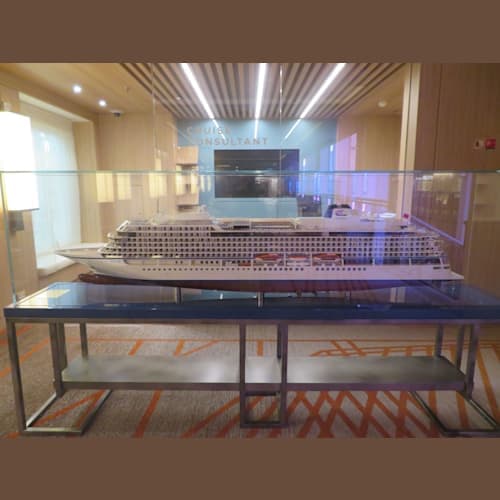 船内に展示のバイキング・エデンのモデルシップ