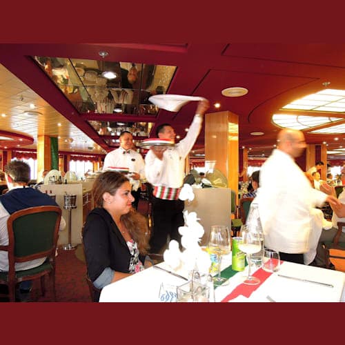 イタリアンナイトデイナーは陽気なスタッフが色々楽しませてくれる