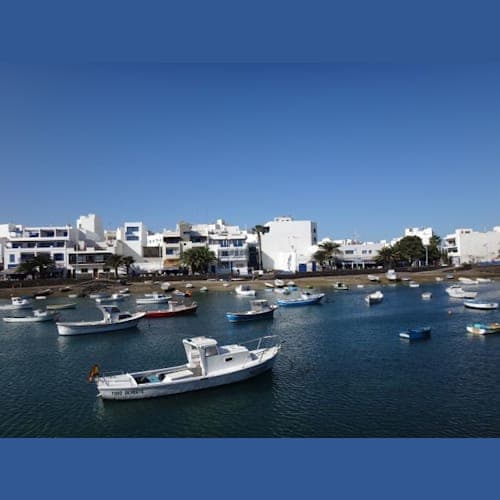 ランサローテの港から市街地まで歩いて行くことができます。ただし、少し時間がかかります。白いきれいな町並みでした。