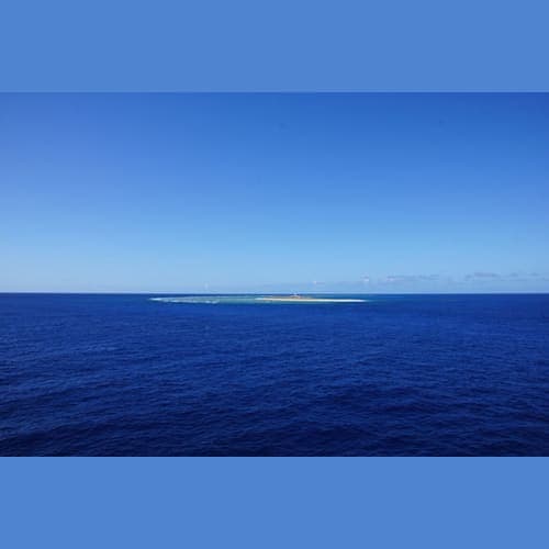 気象観測所のあるWillis Island(ウィリス島)側を航行。うーん良く見えない