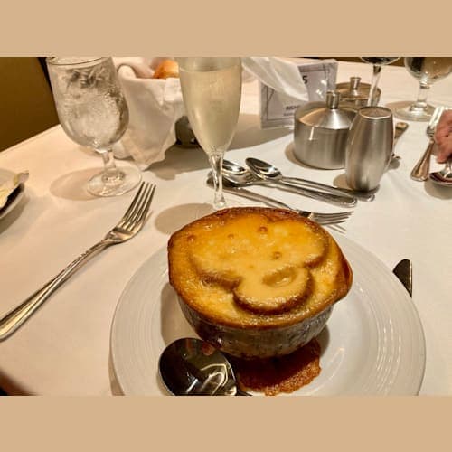 最後もやっぱりオニオングラタンスープ。
なんでこんなに美味しいのー
半分のサイズで出してー!