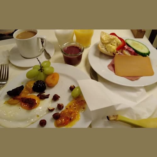 ある日の朝食。目玉焼き、ナッツ類や珍しいクラウドベリー(栄養豊富)、ブラウンチーズ、スムージー、ミルク、ジュース、コーヒーなど