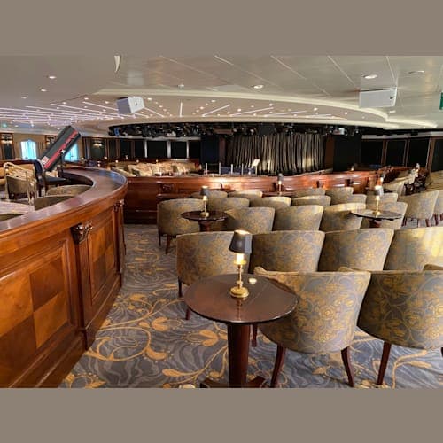 小型船ですので、ショーステージはこじんまりした感じです。