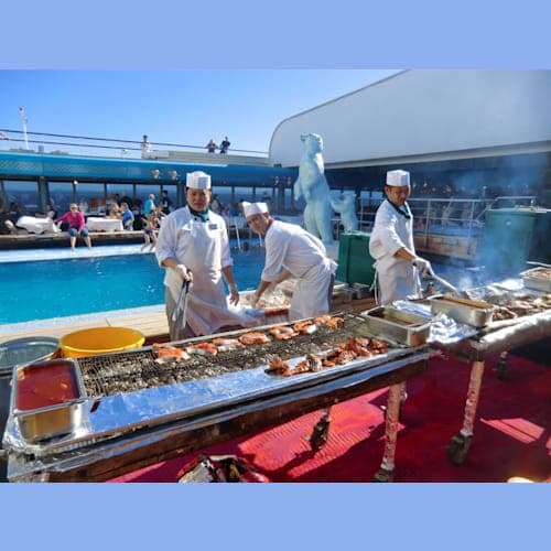 –出港パーティー– プールサイドでサーモンや肉を焼いている美味しそうな匂いがしてきた。