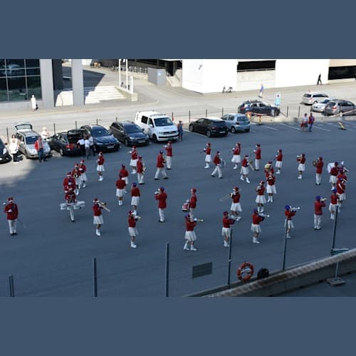 ハウスゲン出港時のお見送りです。
欧米のクルーズでは初めてでした。