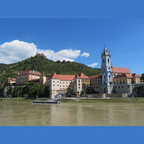 船上から望むデュルンシュタインのケーリンガー城跡と修道院