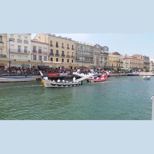 セット、すれ違いざまに矛で突き落とす。盾で身を守っている。