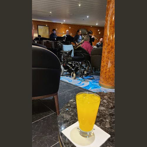 ソーダパッケージでオーダーしたファンタオレンジ。アトリウムバーで生演奏を聴きながら。