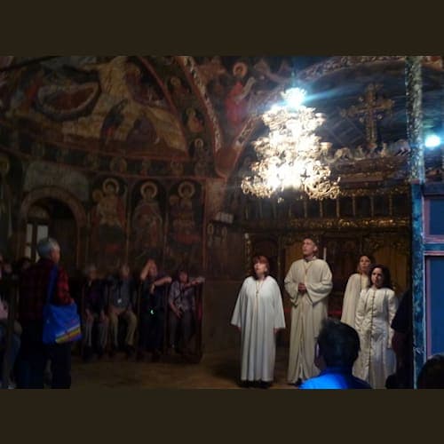 アルバナシの教会でアカペラの歌を聴いた。