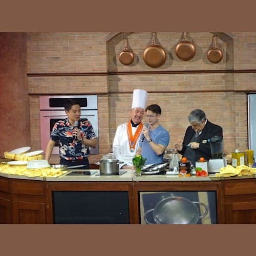 毎回行われる恒例の料理ショー!!
今回は一番右のレストランオペレーションの彼が大暴走!!
とんでもないことを言っているらしく会場は大爆笑!!
意味の分からない日本人のために「トランスレイト!(訳せ)」と連発してはヒロシくんが「すみません。こんな朝っぱらから日本語に訳せません!」と平謝り・・・
何度も「トランスレイト!」を連発しては変なことを言っていたようです。意味はまったくわからなかったけれど雰囲気だけは伝わりました。
ヒロシくんは冷や汗・・・(笑)