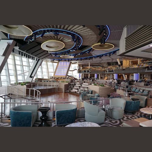 最終下船は10時なのでそれまでのんびりしようと思たらだーれもいなくなってしまって逆に申し訳ない気持ちになってしまい降りることに。
コーディネーターのYさんがお見送りに来てくれました。
やっぱり乗客が極端に少ないので滞ることなくどんどん下船が進んであっという間に空っぽになってしまったそうです。
このシンガポールクルーズ、この2つ後のクルーズから全てキャンセルになってしまいました。
理由はコロナ。
ギリギリで楽しめたラッキーな私たちです。