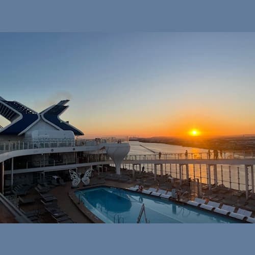 ブリスベンの沈む夕日。
クルーズも終わりが近い。