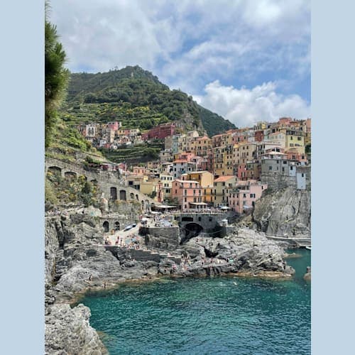 マナローラは岩の上から、飛び込むことが有名な4つ目の村です。水が本当にきれい。