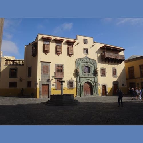 グラン・カナリア島ラス・バルマスで誰もが訪れるコロンブスの家。この周辺には見所が多く、また散歩だけでも楽しい町並みが続きます。