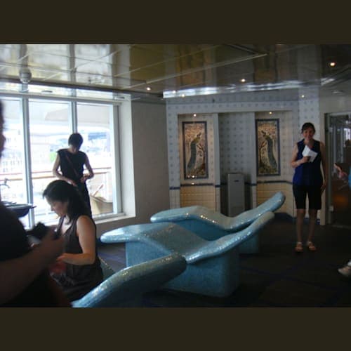 乗船早々に船内探訪。
ここは有料スパの温熱ベッドかな。