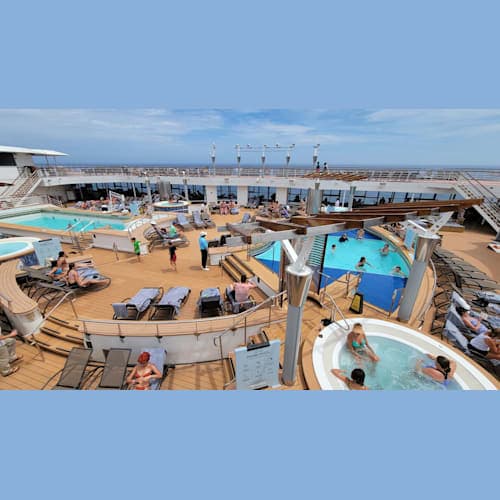 終日航海日のプールデッキ