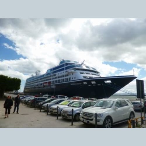 シラクーサに停泊しているアザマラクエスト