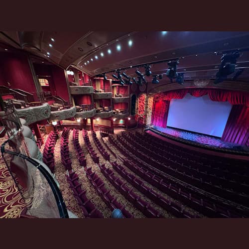 シアター
トークコメディ2回
ソロシンガー2回 日本語で「枯葉」を歌ってくれた!
別のソロシンガー1回
ビートルズ1回
プロダクションショー1回