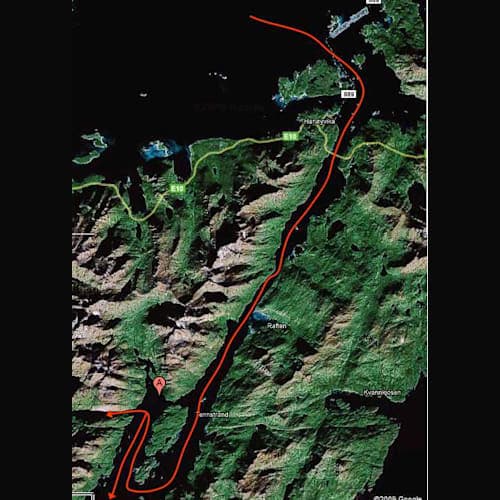 圧巻 Raftsunde水道とTrollフィヨルド(左下)