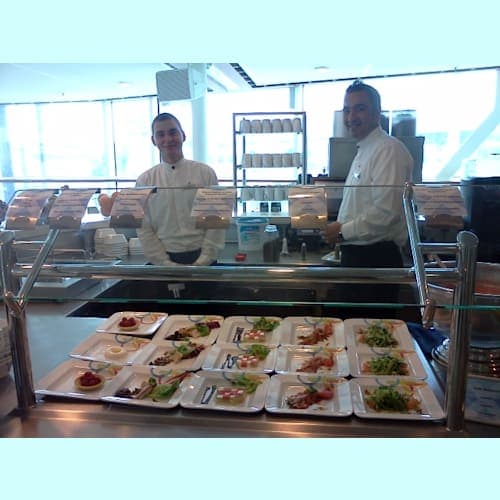 セレブリティークルーズはヘルシー志向もあり。野菜系中心のライトミールもある。多くの乗客はやっぱりガッツリ食べたいのか、こっちの方は一般的に空いているのも嬉しい。