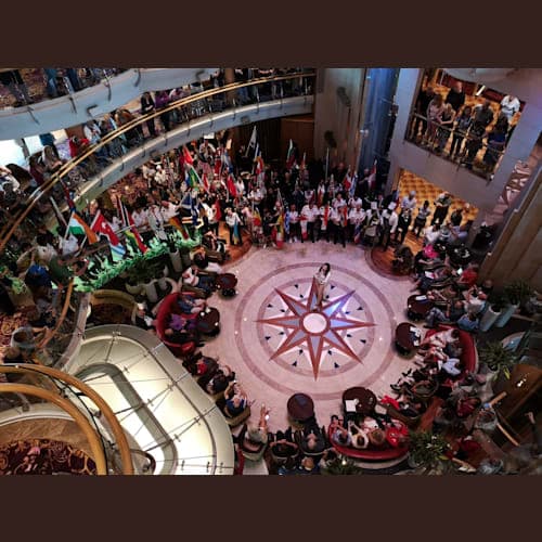 最終日のクルーズ日。フラッグパレード。
船員さんの出身国の国旗を持って入場。簡単にダンスをしてくれたり、紹介をしてくれました。