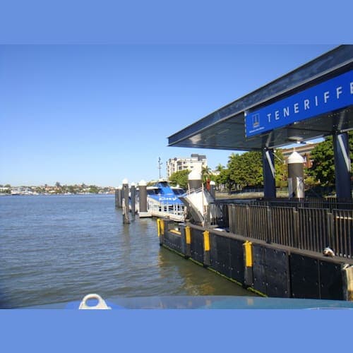 いつものことだが、出発港のブリスベンに前泊。
ブリスベンは川の街で、水上バスも発達している。何となくヴェニスのバポレットを思わせる。