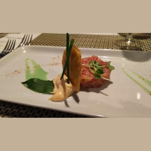 Wonderlandの前菜「マグロのタルタル」。ぐちゃぐちゃに混ぜて食べるとのことでした。