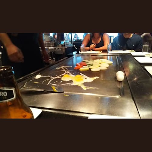 鉄板焼きの夕食。卵でハートを作っていました。