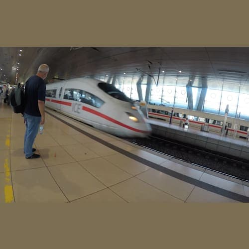 DB(ドイツ国鉄)アプリから列車の予約、アプリ画面で乗車確認ができます。