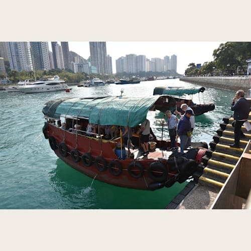 香港島ツアーではアバディーンでサンパンに乗りました。