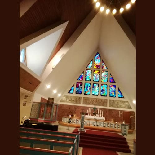 ハンメルフェストの教会。三角窓のステンドグラス
