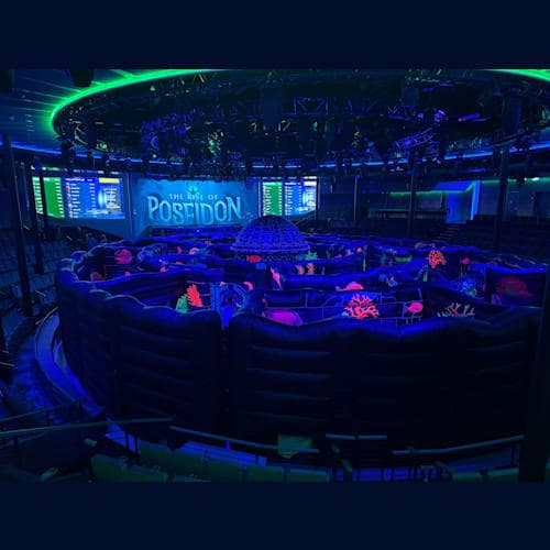 空気で膨らませている壁に隠れながら、打ち合いをするゲーム。