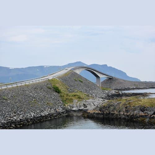 全長8.2kmのアトランティック・ロードにあるストルシャイスン橋。
橋の高度差が大きい上、海が荒れると波が道路を洗い世界最凶の橋となるとか?
