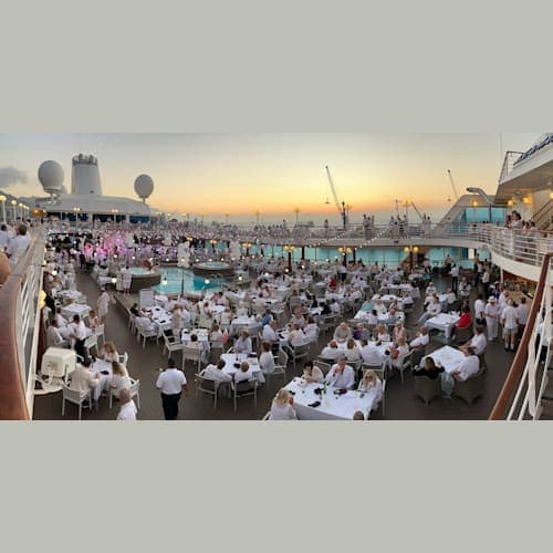 アントファガスタは出港前からホワイトパーティー