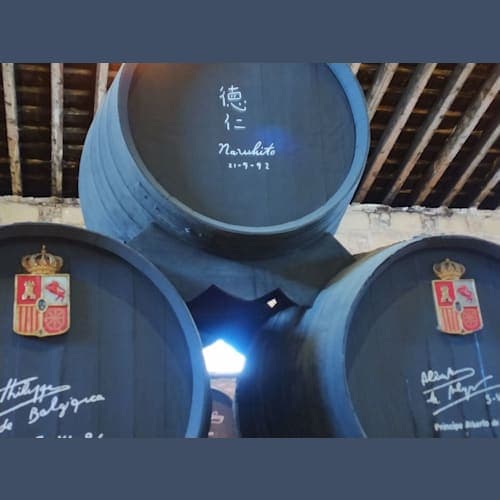 カディス寄港時にオプショナルツアーで訪れたへレスにあるシェリー酒醸造所のひとつTio Pepe(Gonzalez Byass社)
貯蔵所には国内外の王侯貴族が訪問されたことを記念して作られた樽を貯蔵するセクションがあり、その中で見つけた樽。現天皇陛下が皇太子殿下時代に訪れた際の樽があり、感激いたしました。