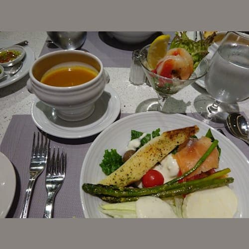 胃袋の小さい日本人はビュッフェ(シュラスカリア内にある専用ビュッフェ)で、取りすぎると肉が食べられなくなるよ!と聞いていたのについ・・・取ってきてしまいました!