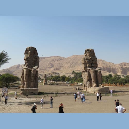 メムノンの巨像(高さ21m)
紀元前1700年頃に石灰岩の一枚岩で作られた座像。