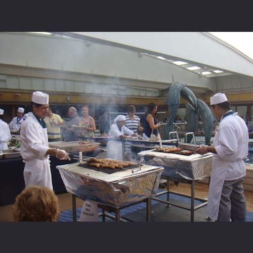 乗船日、トップデッキでのバーベキュー。こんなのもあるんだね。