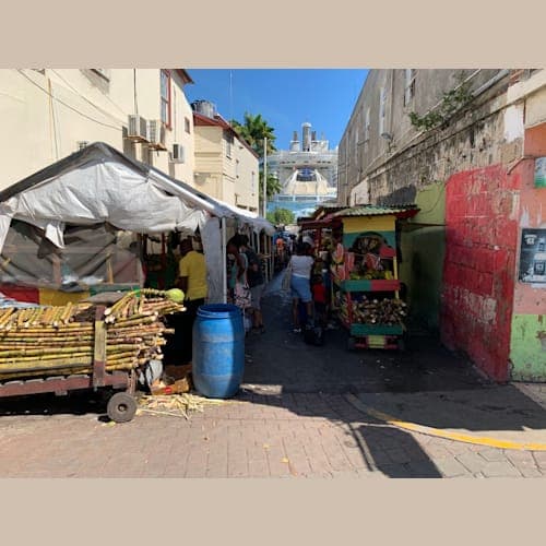 セキュリティエリア外の露店
セキュリティエリアから一歩出ると空気が変わる!