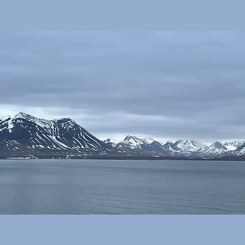 ロングイェルビーンに近づいて行きます。