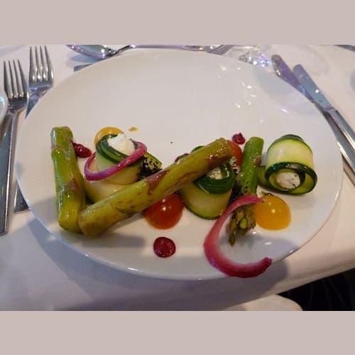 夕食は、ファビアンモレルという地元のトップシェフによるプロヴァンス料理。前菜は、野菜、エクサンプロヴァンスのチーズ、オリーブパウダー。