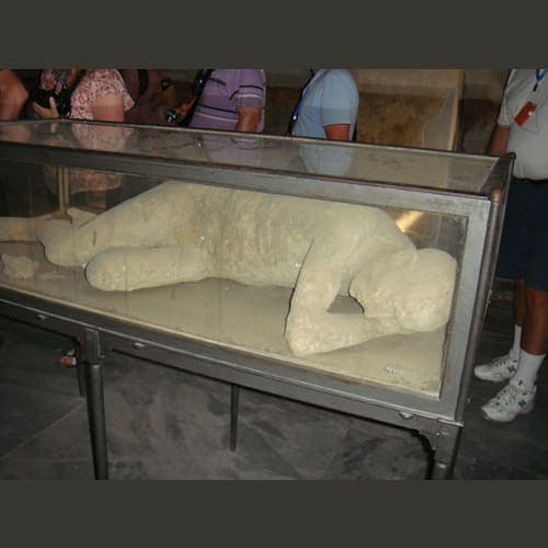 日は改まって、サレルノからポンペイの遺跡へ。
自然災害の恐ろしさ。ほぼ一瞬にして時が止まり、何千年もそのまま。