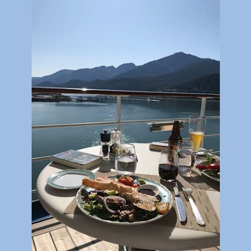 もっと寒いと思っていましたが、天気のいい日はアウトサイドで気持ちいいランチがいただけました