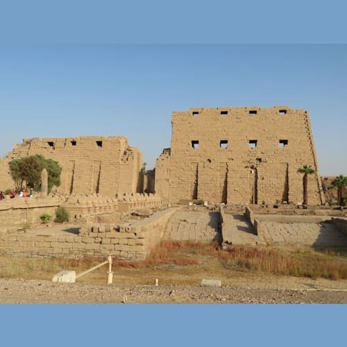 カルナック神殿(Karnak Temple)
紀元前1300年頃に造られ始め、紀元前200年頃に完成した世界最大級の神殿を見学。