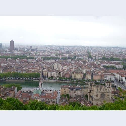 小ぶりのリヨン、フルヴィエールの丘から街を一望。天気が良ければもっとよく見えたでしょう・・。