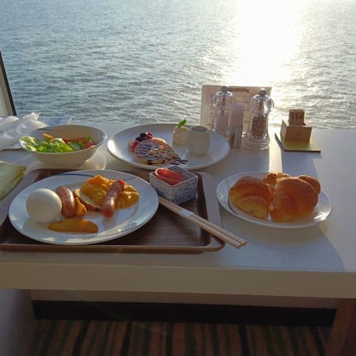 朝のヴィッフェは、海が見えるお席を確保🤗 客数が多いカジュアル船ではなかなかむずかしいですが、ラグジュアリー客船ならではの贅沢ですネ‼️