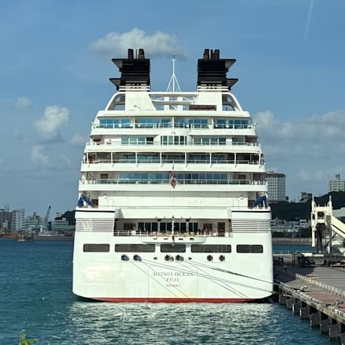 那覇港に停泊中の三井オーシャンフジ
船籍はバハマです