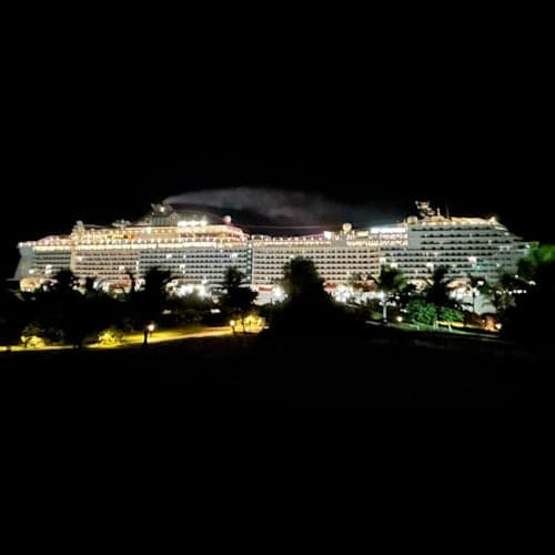 スマホで画像が悪いですが、オーシャン・ケイに停泊するMeraviglia。夜遅くまで停泊していたため、夕食後星を見に下船しました。船が明るすぎて、島も夜までにぎやかで、星はあまり見えませんでした。