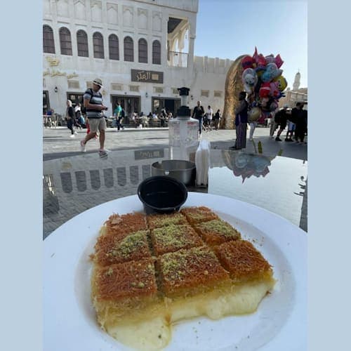 スークで一休み。チーズクナーファを頂きました。甘い。