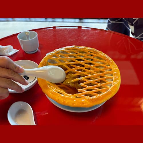 しっぽく料理のメインの一つ、パスティ
格子状に編んだパイ生地を崩しながら頂きます。中には、フカヒレ、すっぽん、ネギなどの入ったスープです。
出島へ出入りしていたオランダ人から伝わった料理のようです。